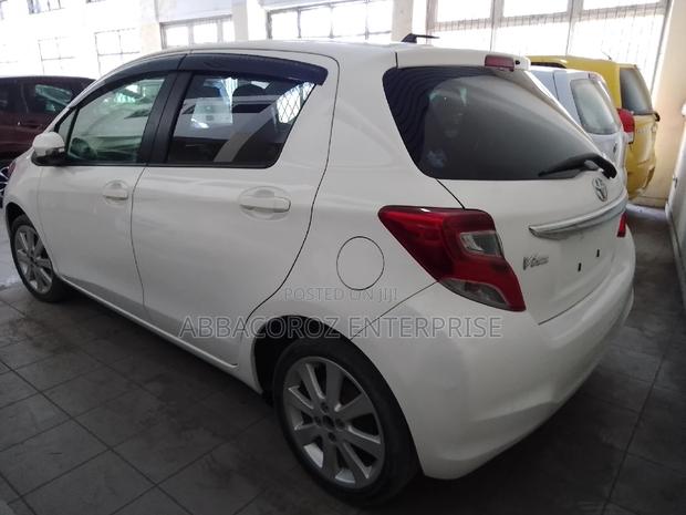 Ivory Toyota Vitz (2016): Stylish Compact Car at a Bargain!