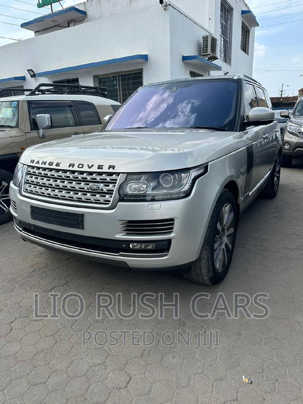 Silver Land Rover Range Rover Vogue 2015 - Pre-owned SUV with Class