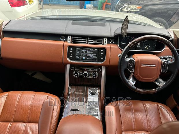 Silver Land Rover Range Rover Vogue 2015 - Pre-owned SUV with Class