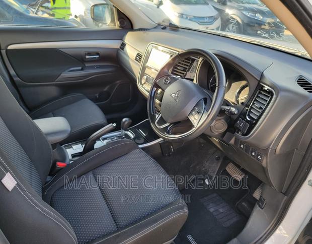 White Mitsubishi Outlander PHEV 2.0 AWD 2016
