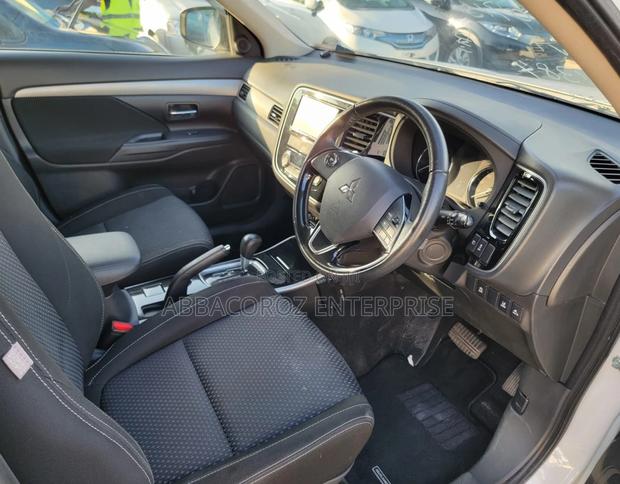 White Mitsubishi Outlander PHEV 2.0 AWD 2016