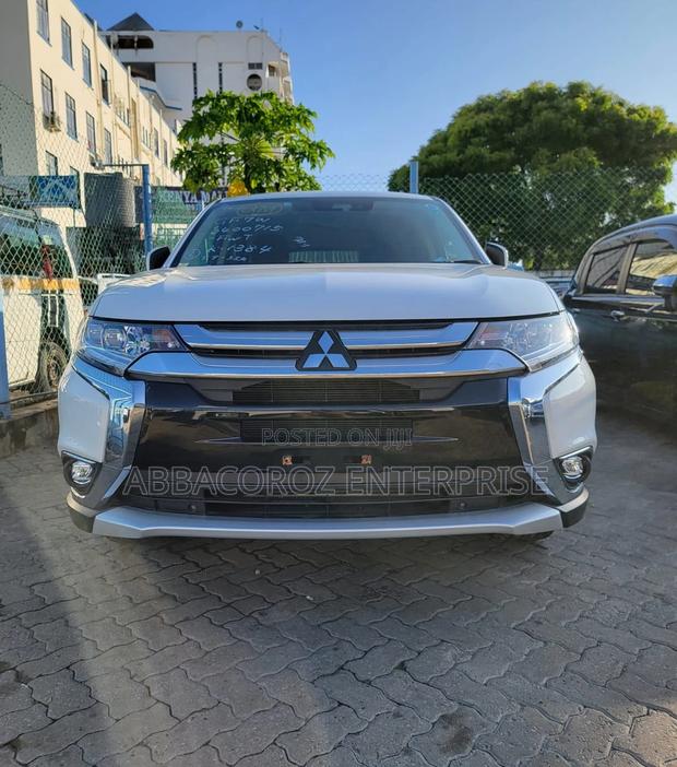 White Mitsubishi Outlander PHEV 2.0 AWD 2016
