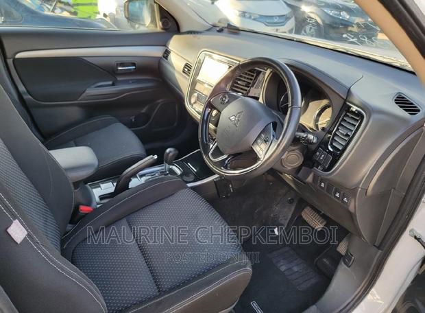 White Mitsubishi Outlander PHEV 2.0 AWD 2016
