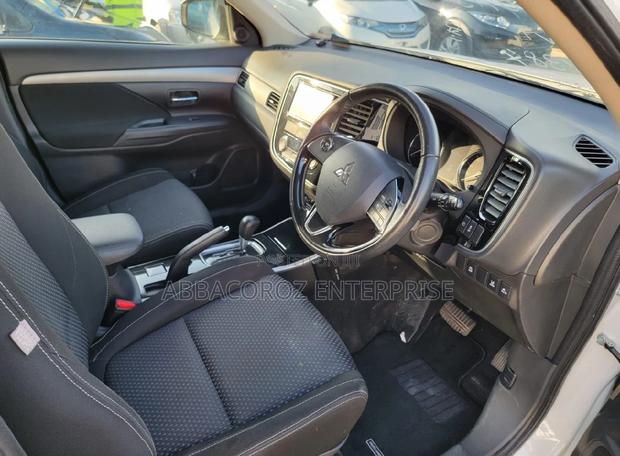 White Mitsubishi Outlander PHEV 2.0 AWD 2016