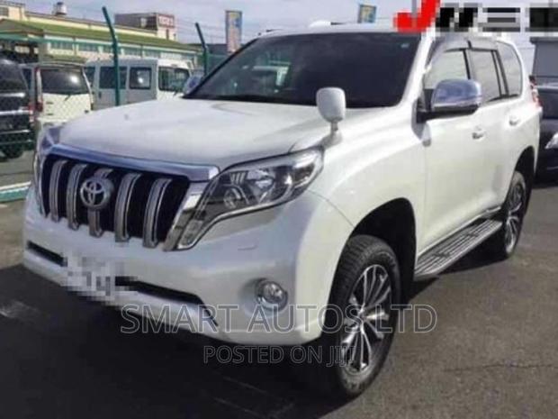 2017 Toyota Land Cruiser Pearl: Refined SUV for Off-Road Adventures