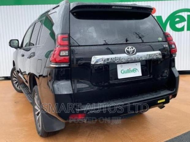 Toyota Land Cruiser Prado 2017: Luxury Black Edition