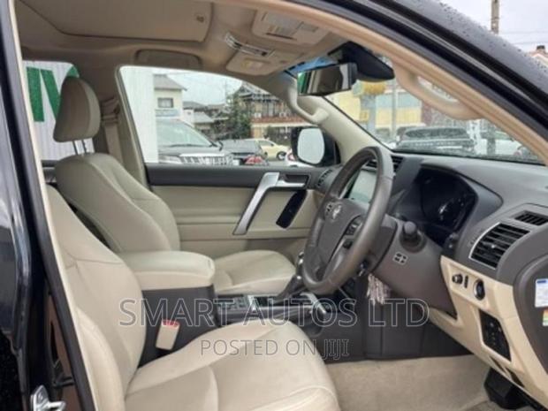Toyota Land Cruiser Prado 2017: Luxury Black Edition