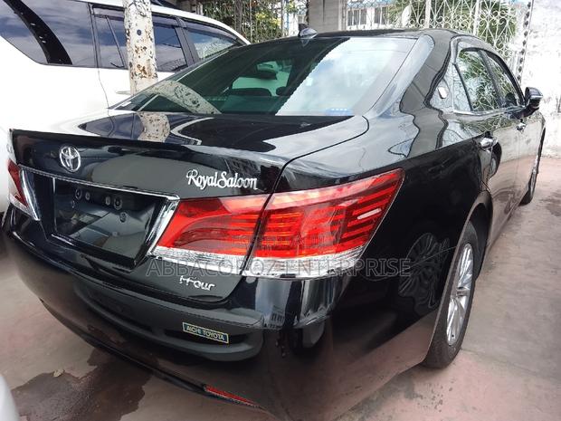 Matt Black 2016 Toyota Crown - Premium Sedan
