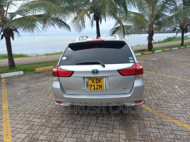 2015 Toyota Corolla Fielder Silver - Spacious and Stylish Ride