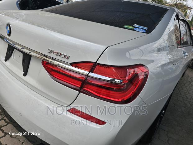 BMW 7 Series 2018 - Premium Off-White Sedan