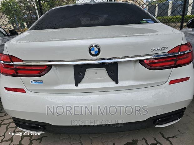 BMW 7 Series 2018 - Premium Off-White Sedan