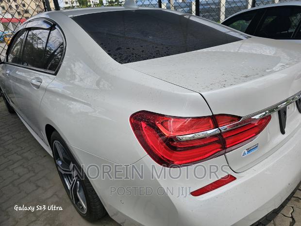 BMW 7 Series 2018 - Premium Off-White Sedan