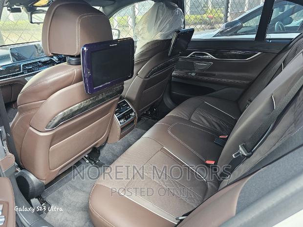 BMW 7 Series 2018 - Premium Off-White Sedan