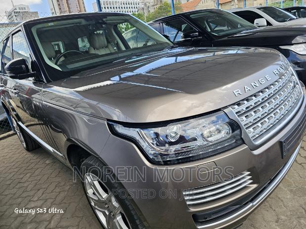 Used 2017 Land Rover Range Rover Vogue in Gold for Sale