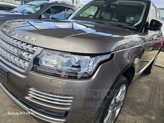 Used 2017 Land Rover Range Rover Vogue in Gold for Sale