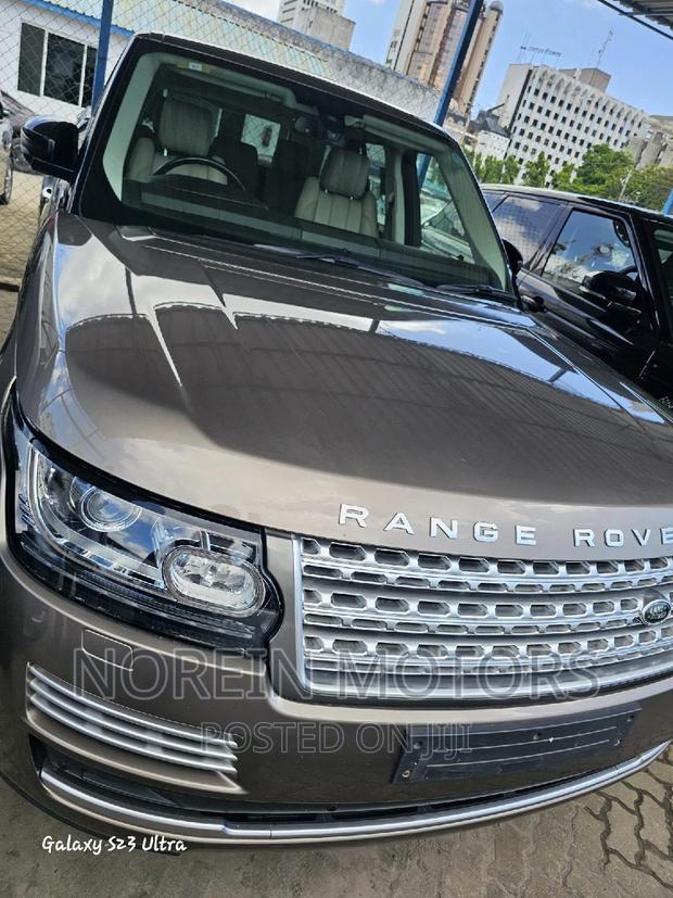 Used 2017 Land Rover Range Rover Vogue in Gold for Sale