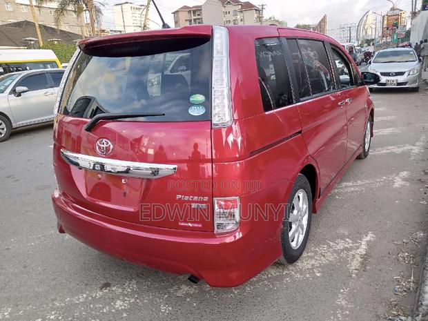 Toyota ISIS 1.8 Platana 2WD 2017 - Red