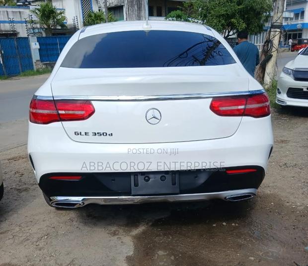 Luxury SUV: 2017 Mercedes-Benz GLE 350d 4MATIC in Ivory