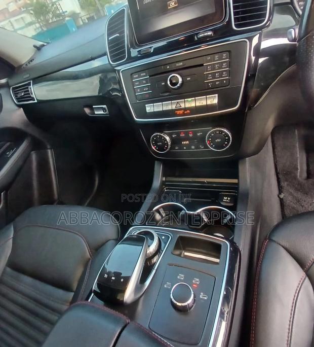 Luxury SUV: 2017 Mercedes-Benz GLE 350d 4MATIC in Ivory