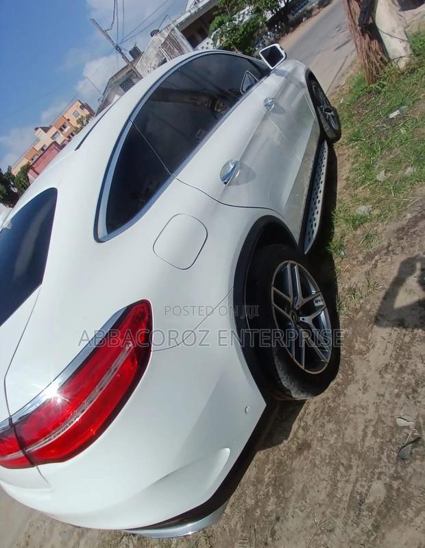Luxury SUV: 2017 Mercedes-Benz GLE 350d 4MATIC in Ivory