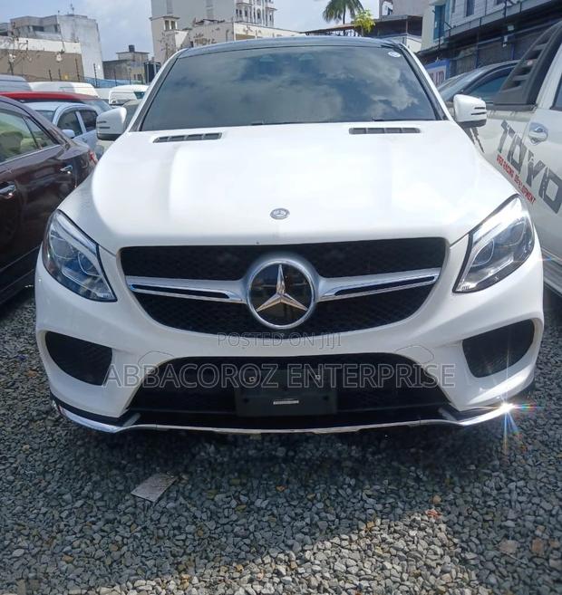 Luxury SUV: 2017 Mercedes-Benz GLE 350d 4MATIC in Ivory