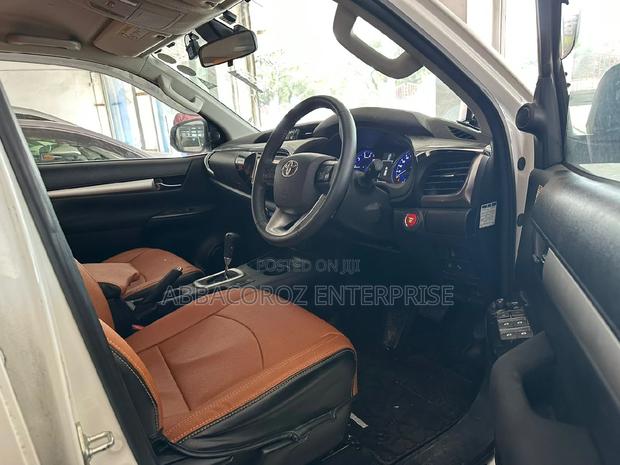 Toyota Hilux 2017: Pearl Edition, Powerful Performance Awaits
