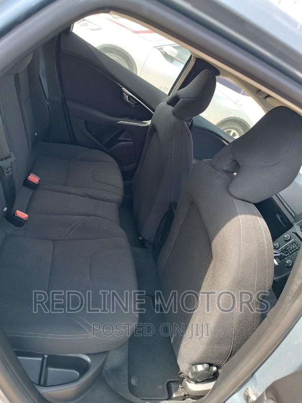 Volvo V40 2016 - Gray Hatchback, Sporty Look