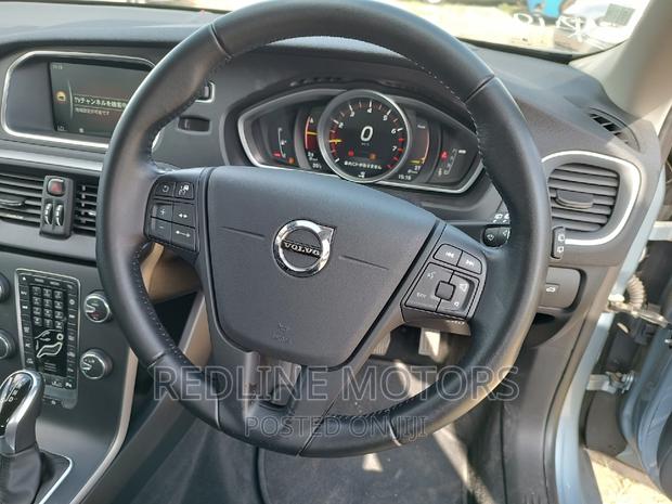 Volvo V40 2016 - Gray Hatchback, Sporty Look