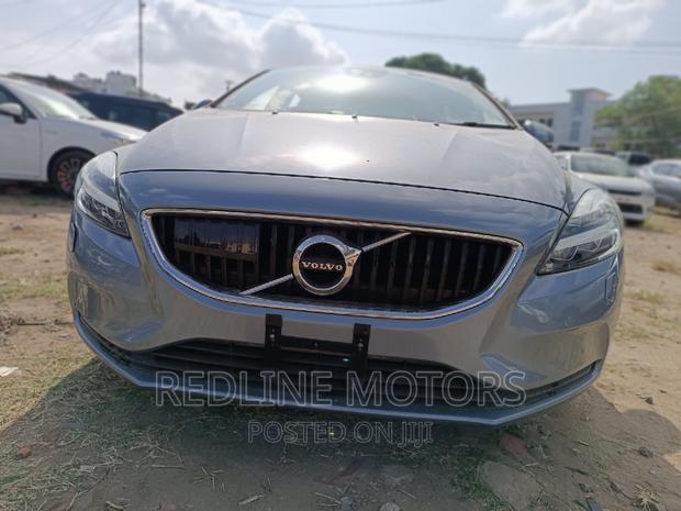 Volvo V40 2016 - Gray Hatchback, Sporty Look