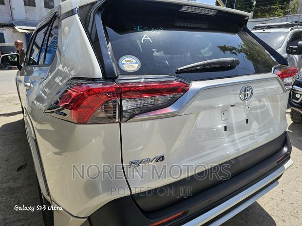 2020 Toyota RAV4 Pearl: Experience the Future of SUV Technology