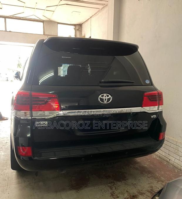 2017 Toyota Land Cruiser Matt Black - Premium Off-Road Vehicle for Everyday Use