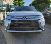 Mitsubishi Outlander 2017 Pearl: Premium SUV with Affordable Price Tag for sale