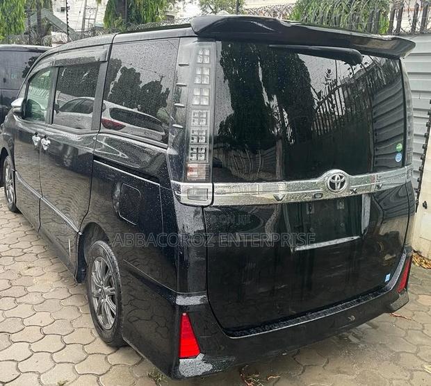 2016 Toyota Voxy Matt Black - Unmatched Style and Comfort
