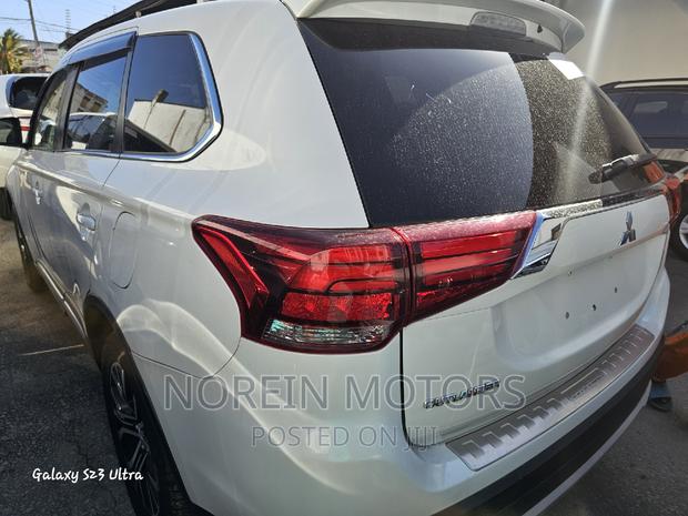 2017 Mitsubishi Outlander Off-White SUVs to Buy Now