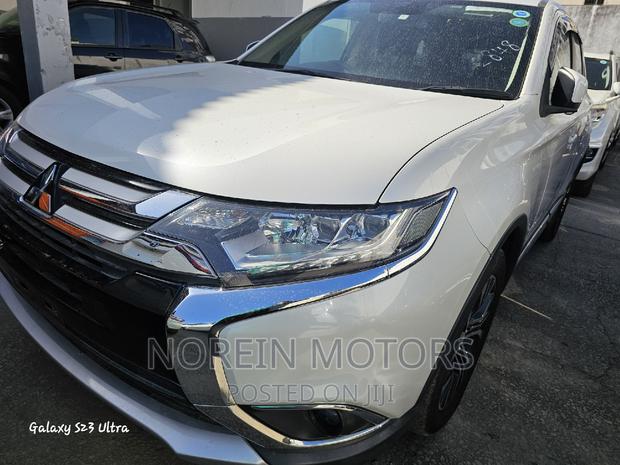 2017 Mitsubishi Outlander Off-White SUVs to Buy Now