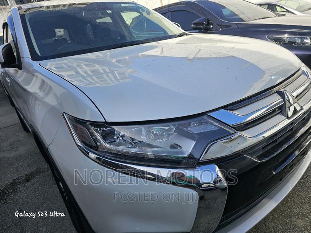 2017 Mitsubishi Outlander Off-White SUVs to Buy Now