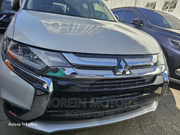 2017 Mitsubishi Outlander Off-White SUVs to Buy Now
