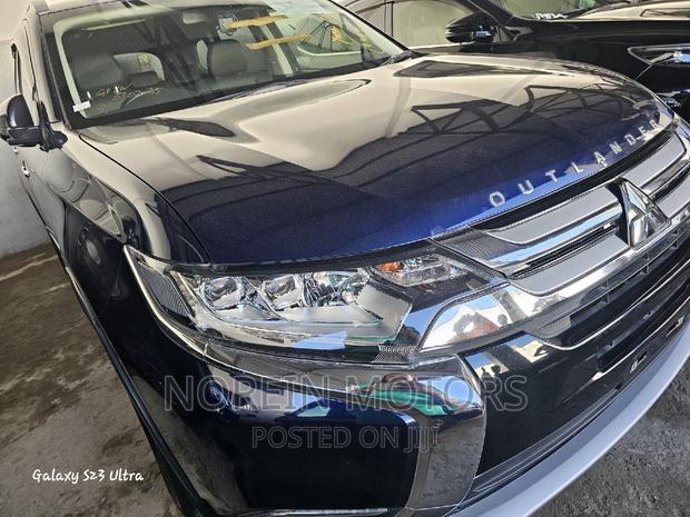 2017 Mitsubishi Outlander Blue: Luxury Compact SUV Deal