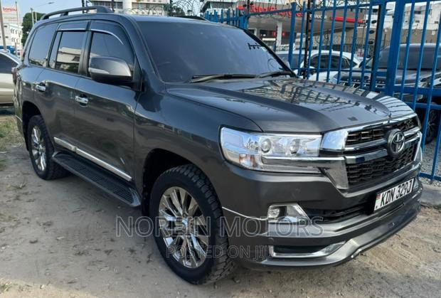 2017 Toyota Land Cruiser in Gray - Excellent Condition SUV for Sale