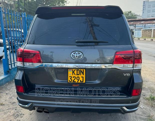 2017 Toyota Land Cruiser in Gray - Excellent Condition SUV for Sale
