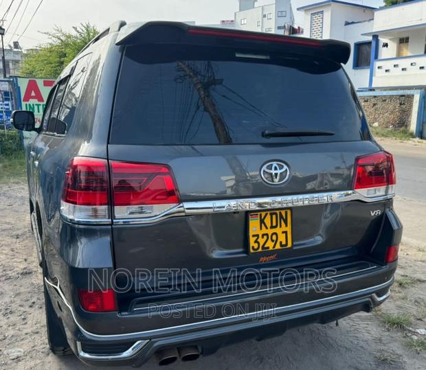 2017 Toyota Land Cruiser in Gray - Excellent Condition SUV for Sale