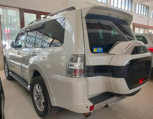 2016 Mitsubishi Pajero White: Powerful Off-Road Performance