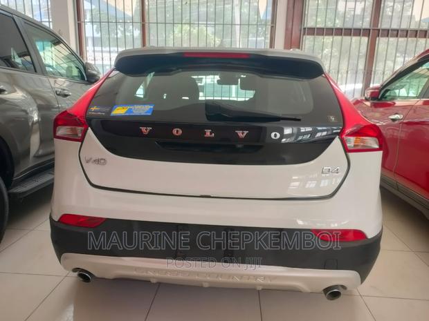 Volvo V40 2016 - Modern Compact Car with Pearl Colour
