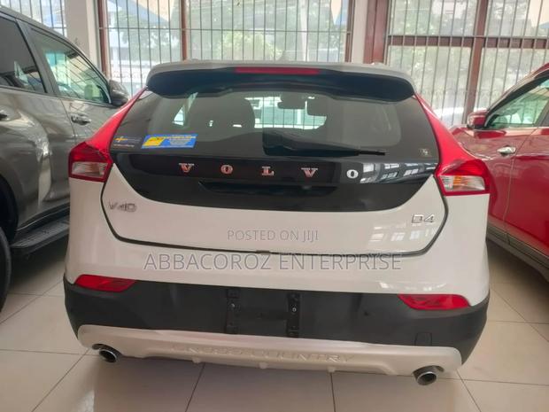 Volvo V40 2016 - Modern Compact Car with Pearl Colour