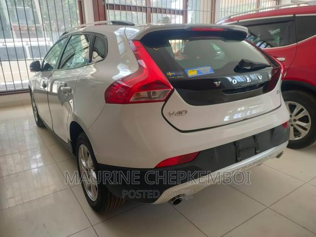 Volvo V40 2016 - Modern Compact Car with Pearl Colour