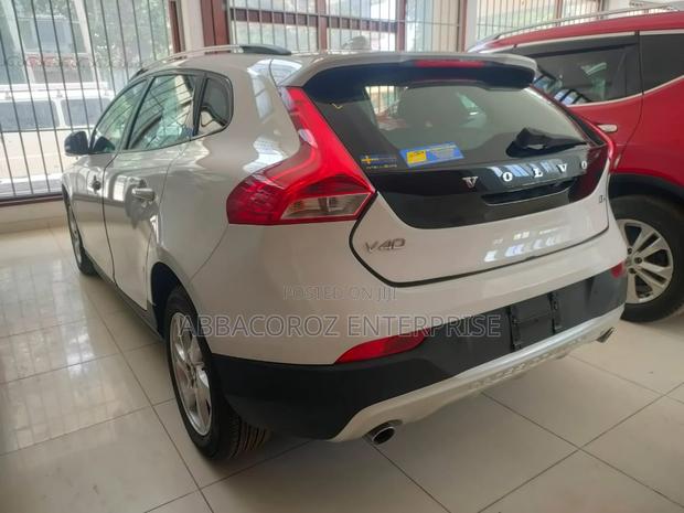 Volvo V40 2016 - Modern Compact Car with Pearl Colour