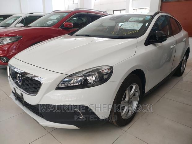 Volvo V40 2016 - Modern Compact Car with Pearl Colour