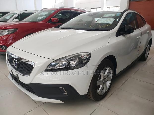 Volvo V40 2016 - Modern Compact Car with Pearl Colour