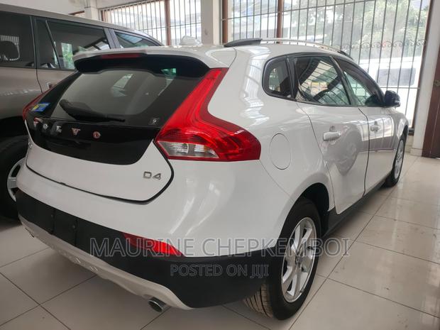 Volvo V40 2016 - Modern Compact Car with Pearl Colour
