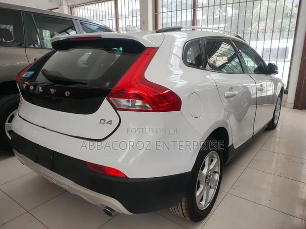 Volvo V40 2016 - Modern Compact Car with Pearl Colour